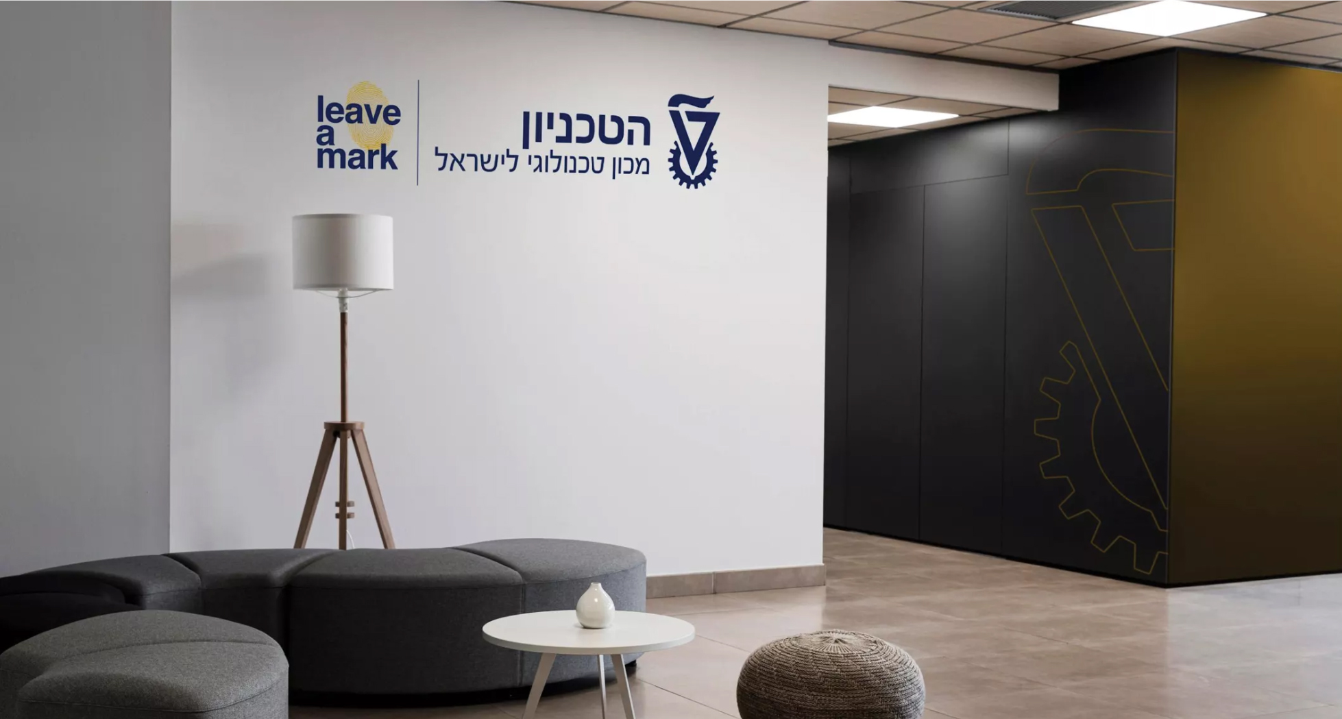 רקע ממותג לפגישות זום בעברית